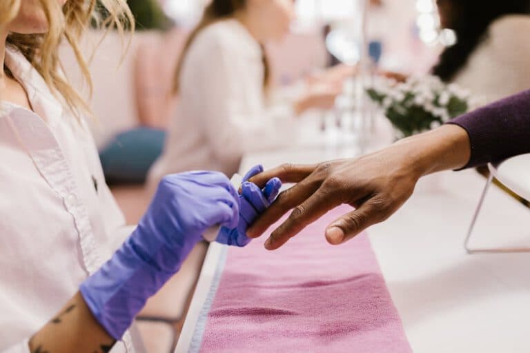 Gepflegte Hände nach der Maniküre bei HPNails Fürstenwalde